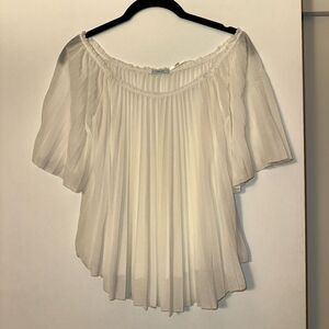 Kimchi Blue Women’s White Pleated Off Shoulder Blouse XS EUC